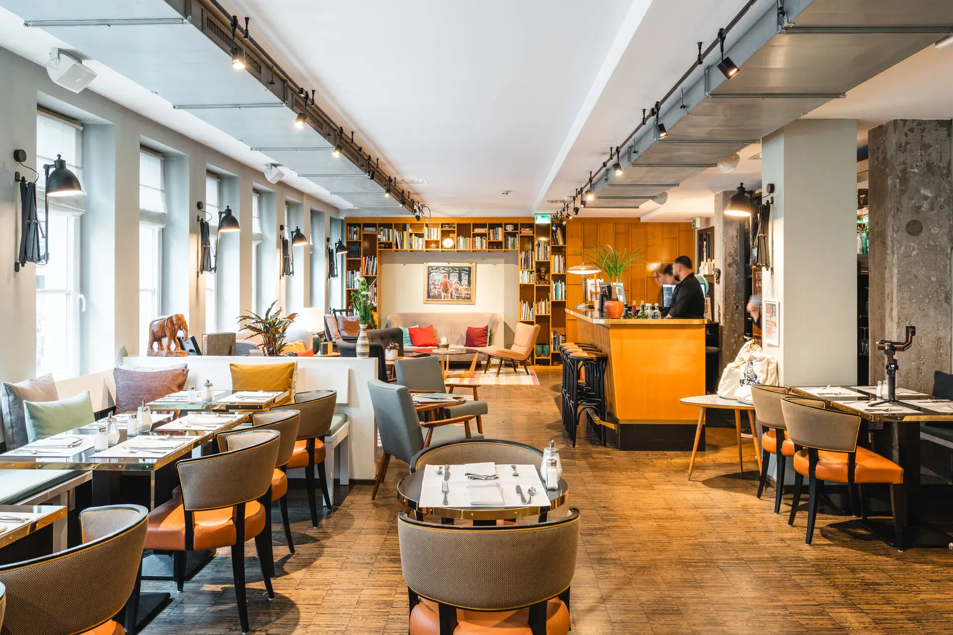 A restaurant with tables and chairs.