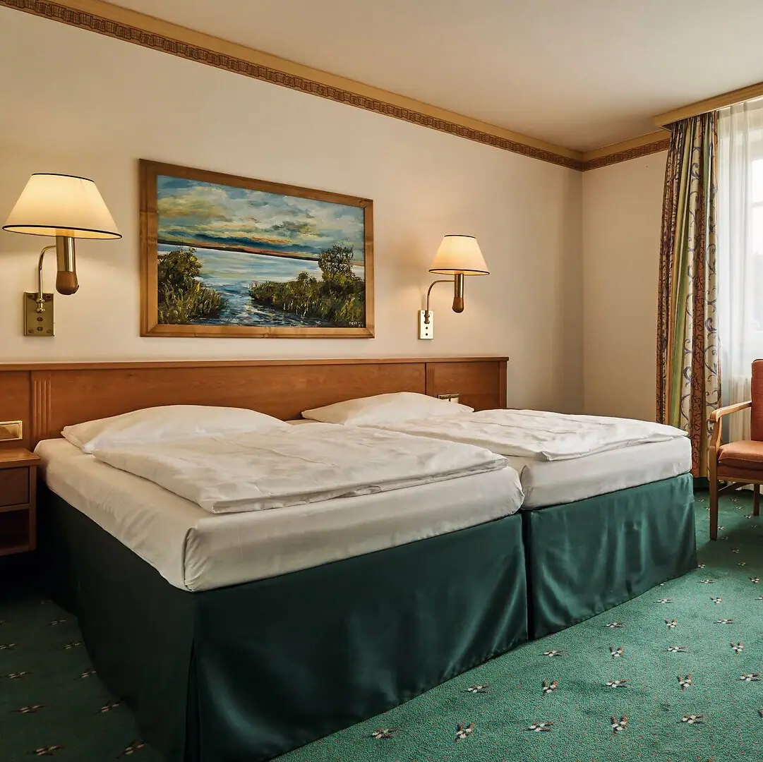 Rooms Nordperd & Villas A room with a bed and a chair.