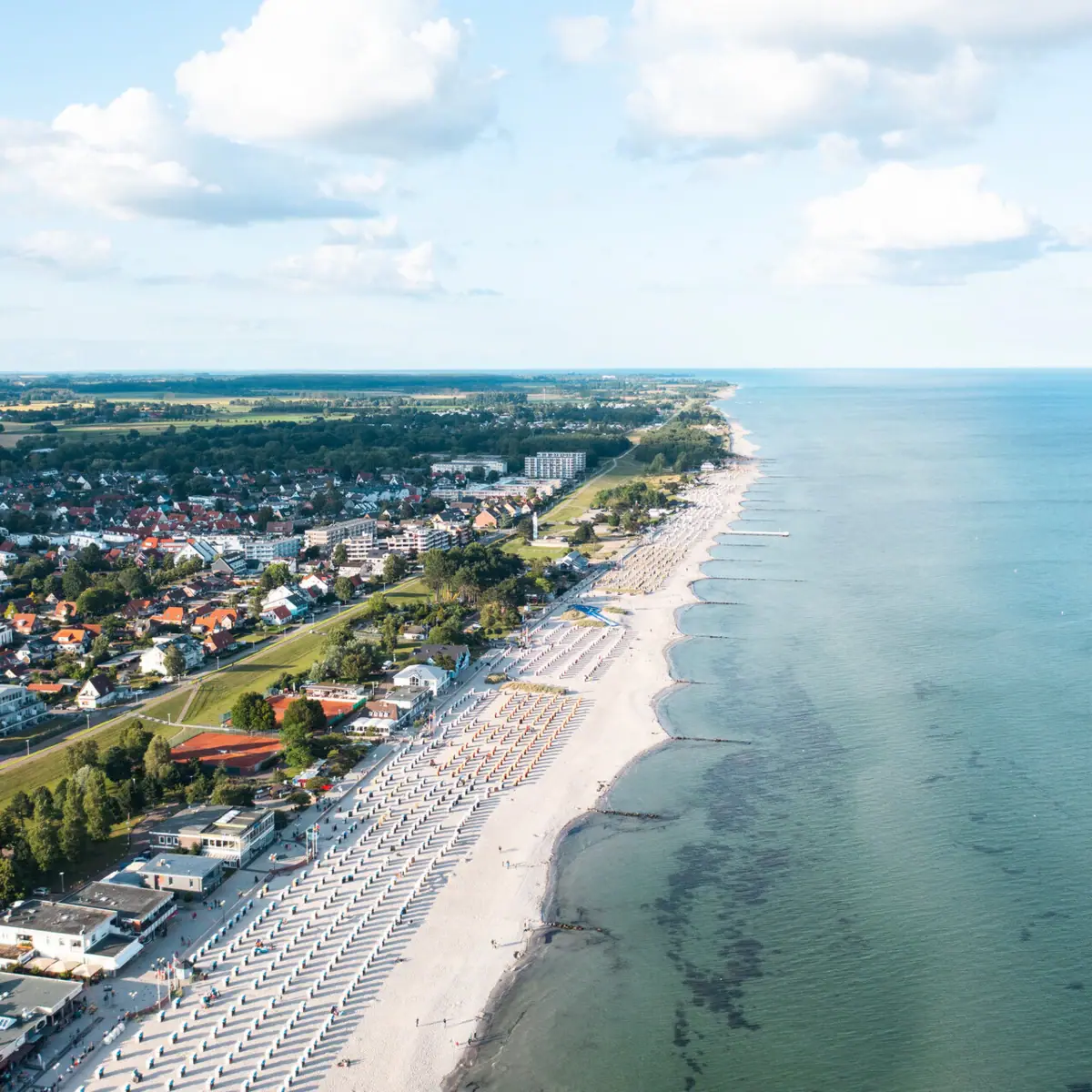 The coast at Grömitz, featuring the beach, the Baltic Sea and buildings.