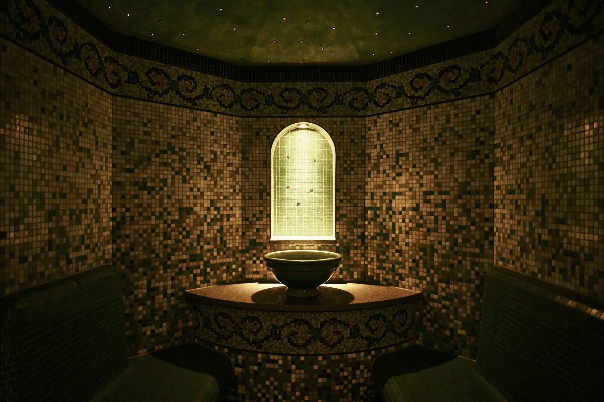 A steam bath with washbasin and benches.