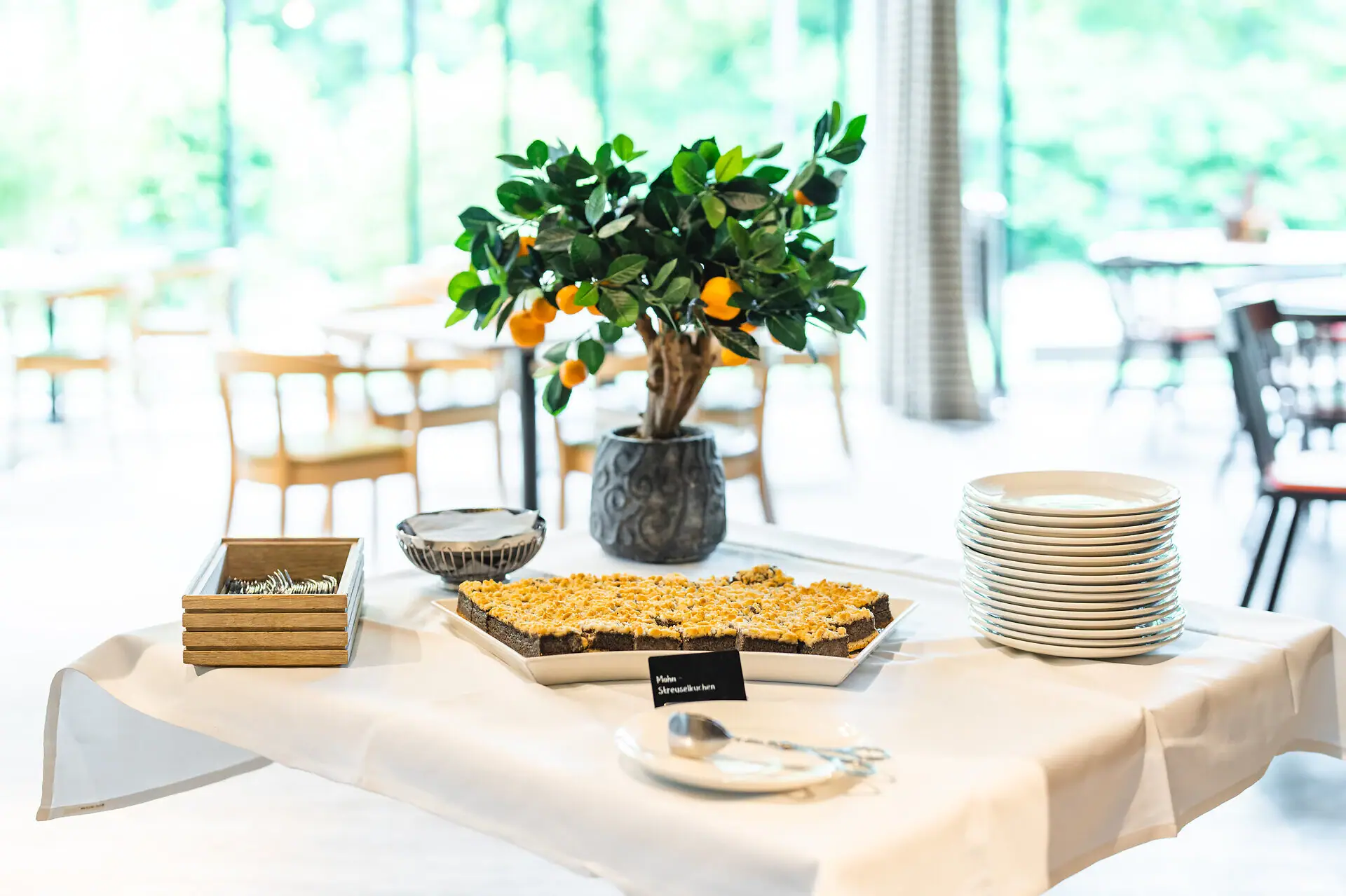 aja coffee break A table with plates and food.