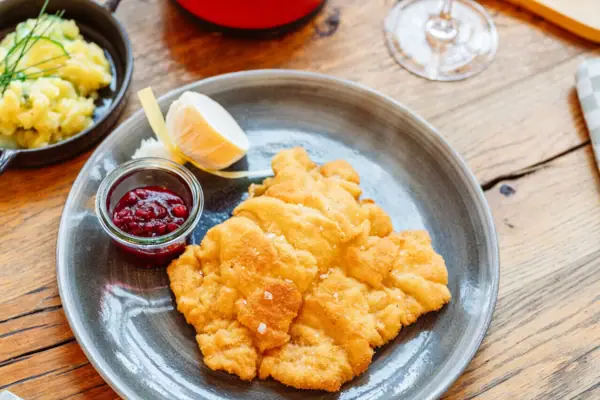 Schnitzel in the aja Bar Ruhpolding A plate of food on a table.