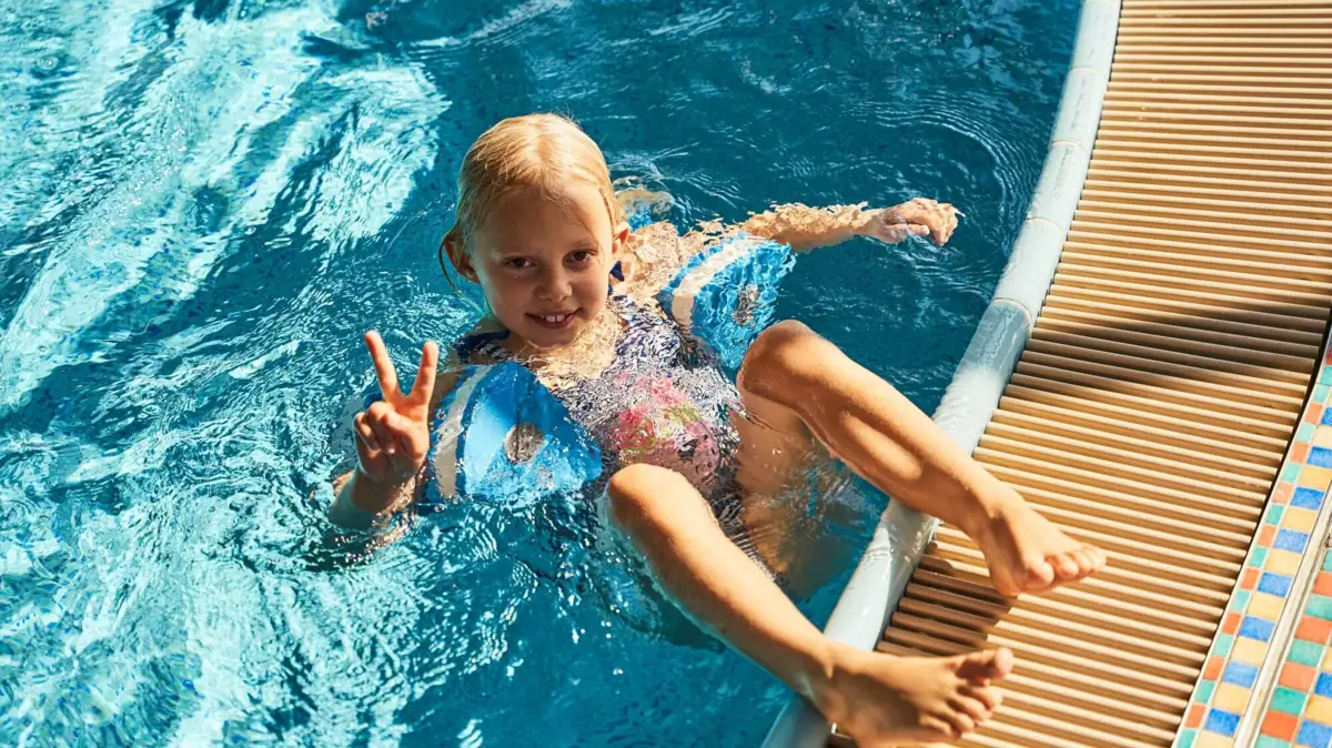 Girl swimming in the pool.