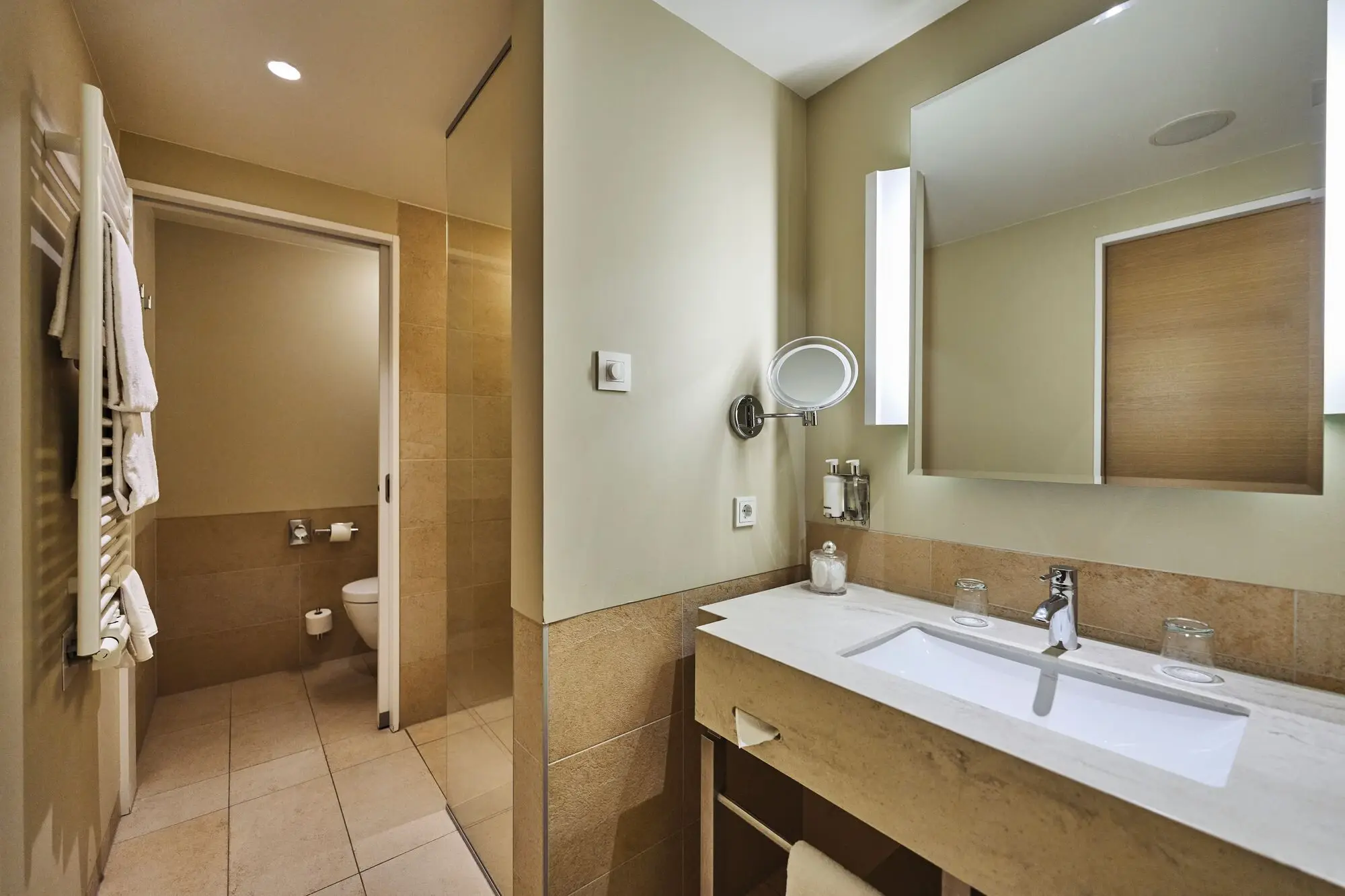 Bathroom with mirror and washbasin