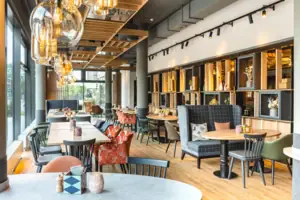 Ein großes Restaurant mit Tischen und Stühlen.