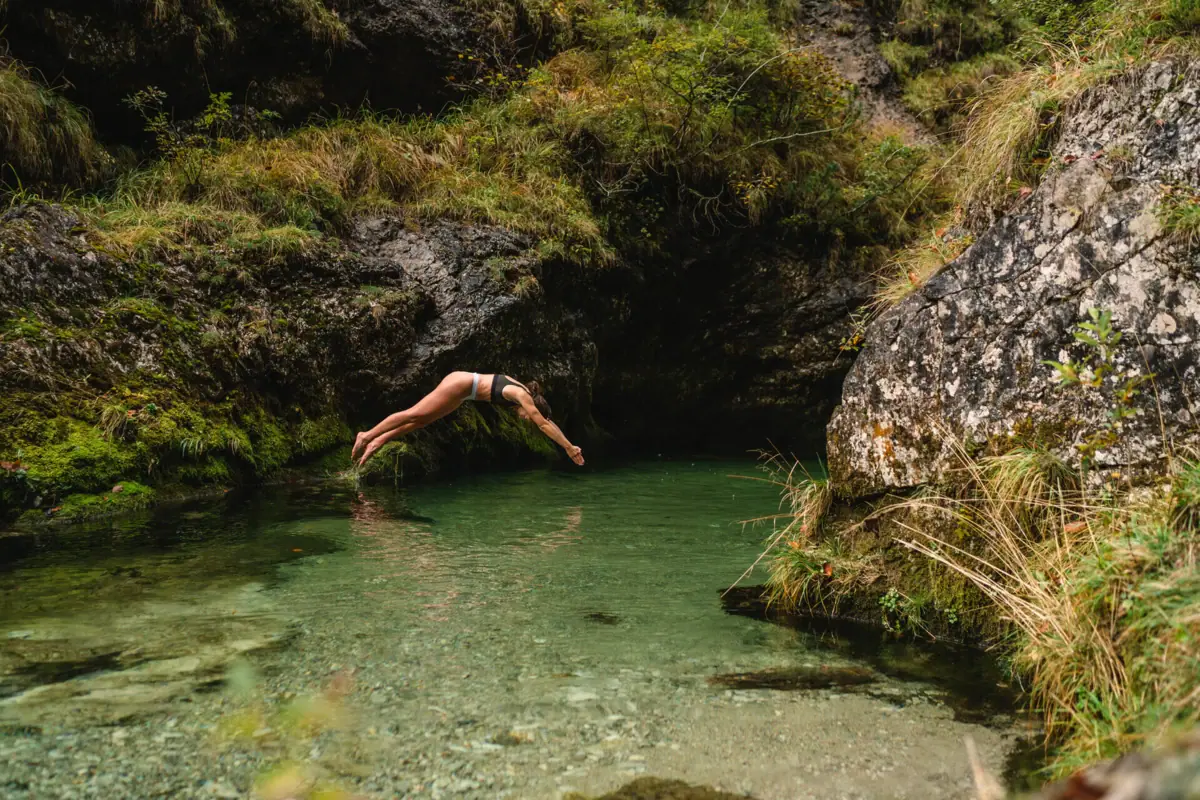 Weißbach Gorge A person dives into the Weißbach.