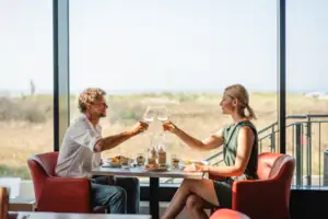 Abendessen Ein Mann und eine Frau sitzen an einem Tisch mit Weingläsern.