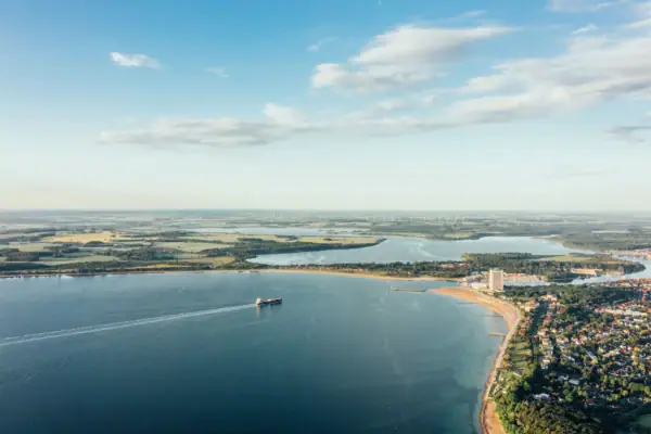 Travemünde am Ufer der Ostsee unter bewölktem Himmel.