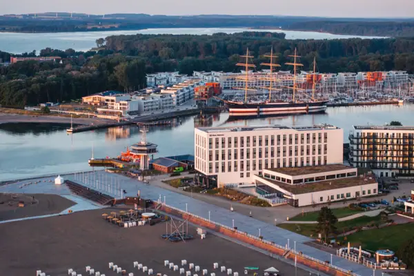 Aerial view of the aja Hotel Travemünde, with the beach right on its doorstep and the Priwall and the Passat in the background.