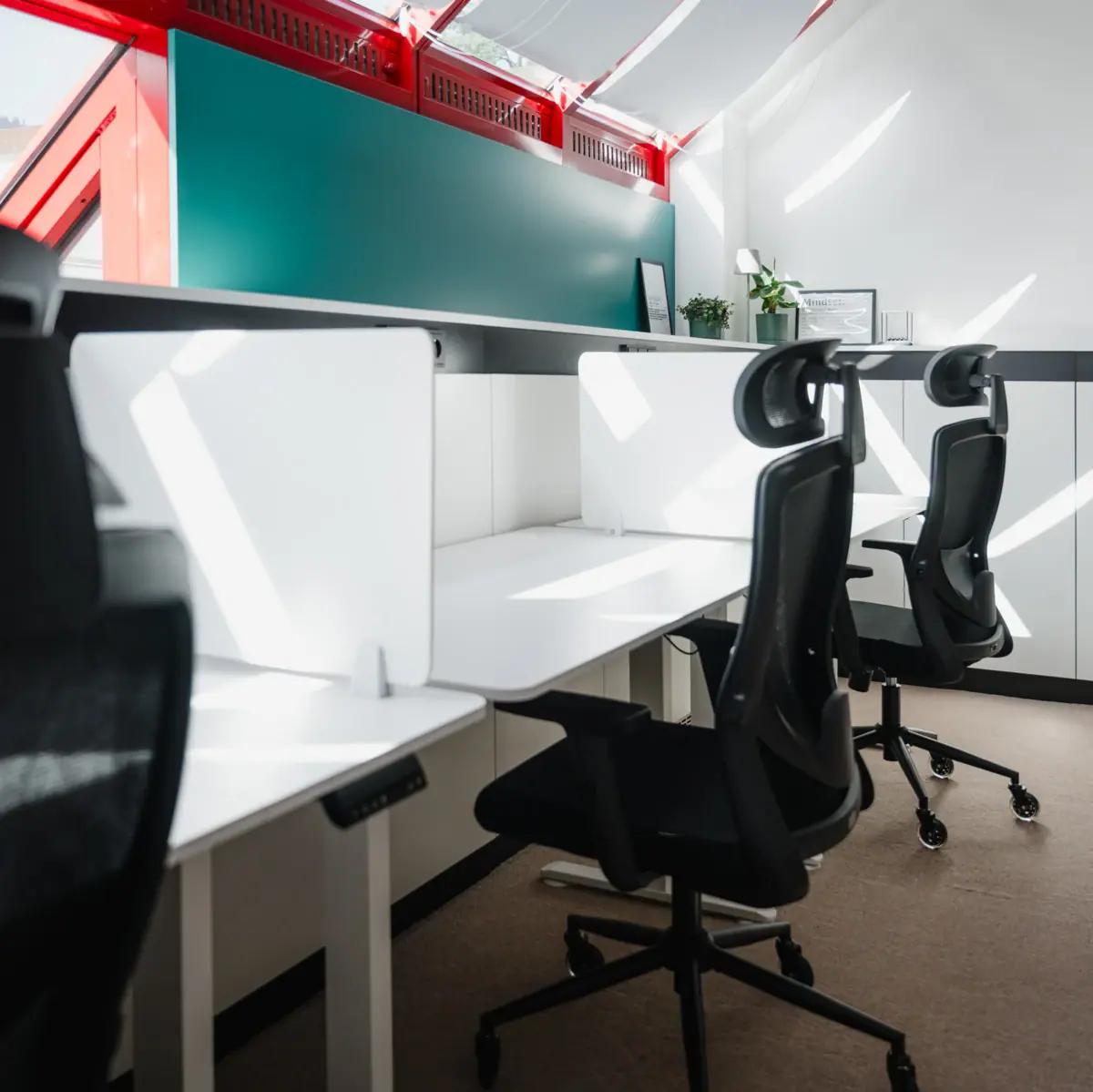 Impuls Raum, a co-working space in Garmisch-Partenkirchen with several workstations side by side.