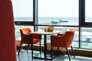 Ein Tisch mit Stühlen und Blick auf das Meer.