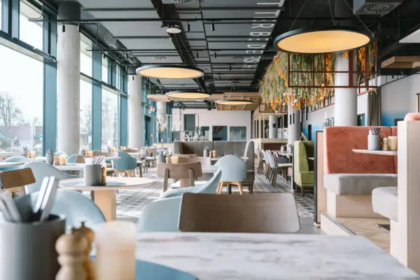 Ein großes Restaurant mit Tischen und Stühlen.