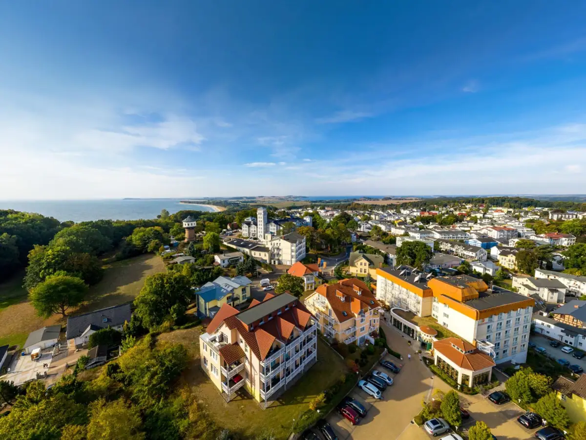 aja Nordperd & Villas Göhren Bird's eye view of the city with many buildings and trees.