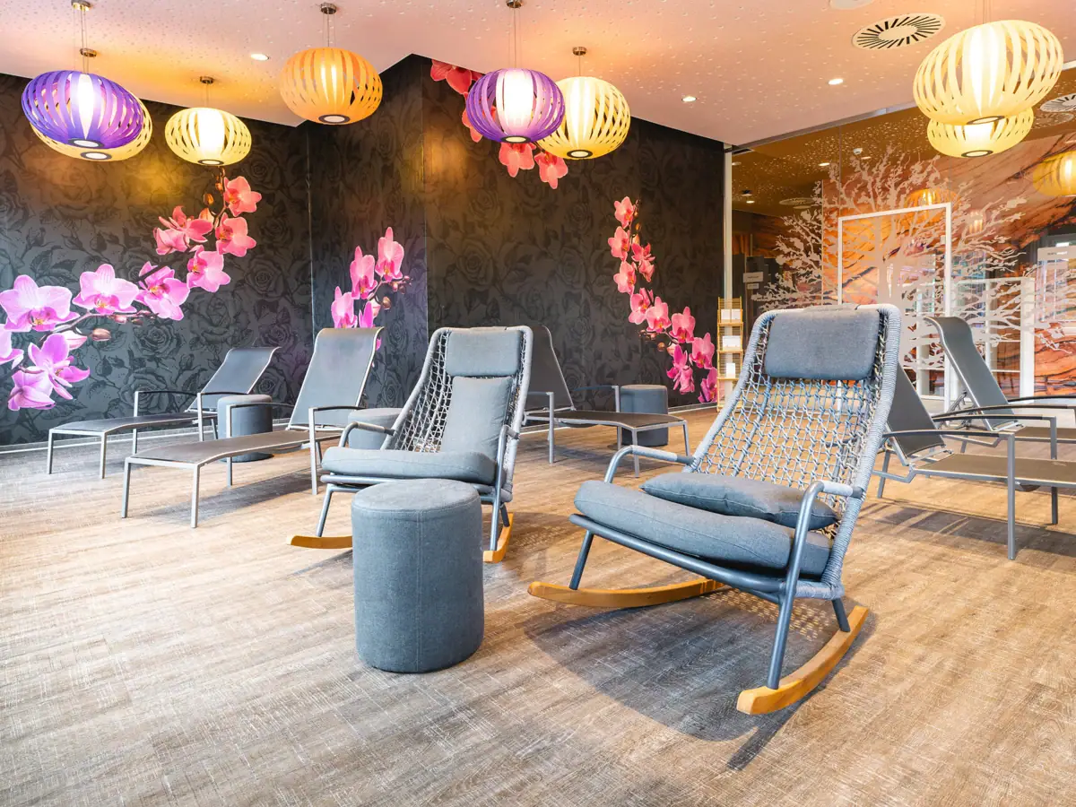 Relaxation area in the aja Bad Saarow with rocking chairs