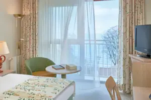 Suite Nordperd A room with a bed and a television.