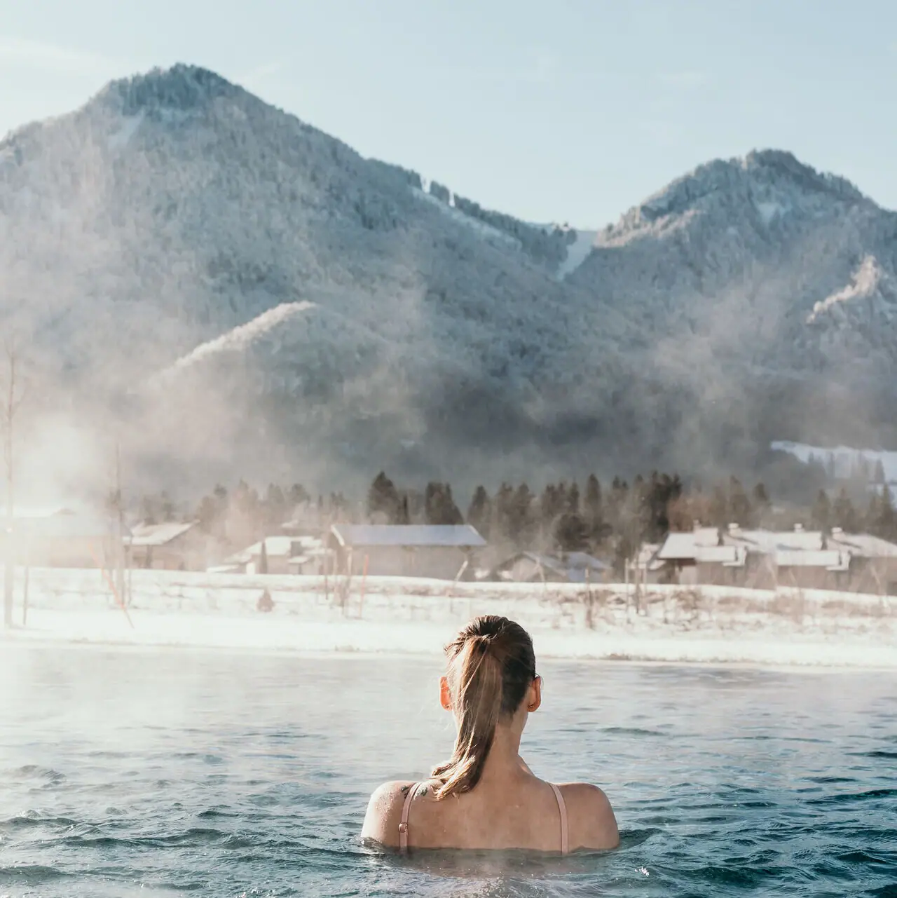 Day spa at the aja Ruhpolding A woman in a hot outdoor pool.