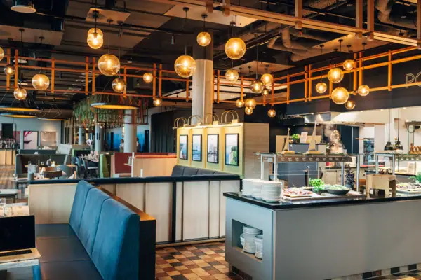 aja Restaurant Ein Restaurant mit einigen Tischen und Buffetflächen.