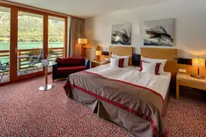 Double room A bedroom with a bed, a chair and a table.