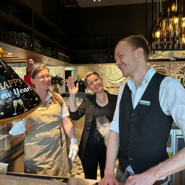 A group of people in a restaurant.