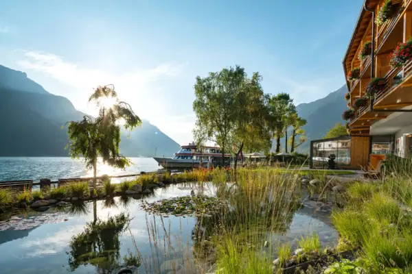 Seespiegelung unter klarem Himmel.