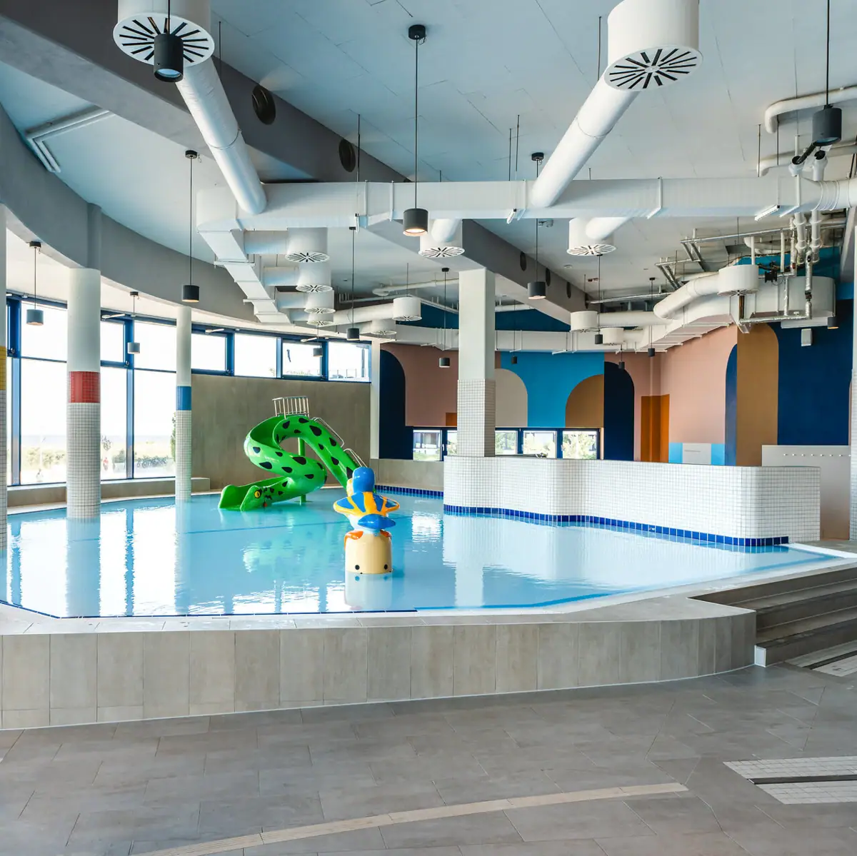 Children's area aja Warnemünde An indoor swimming pool with a pool and play facilities.