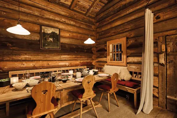 A cosy guest room with a table and chairs.