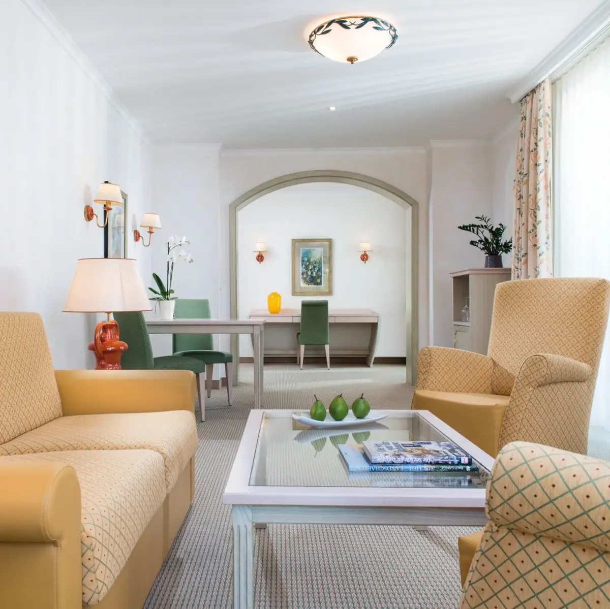 Suite Nordperd & Villas A living room with sofas and a table.