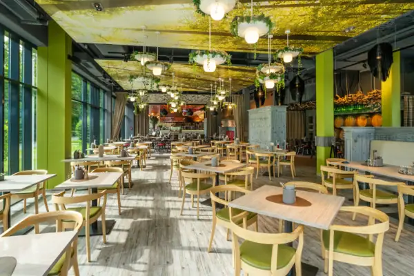 Ein Raum mit Tischen und Stühlen.