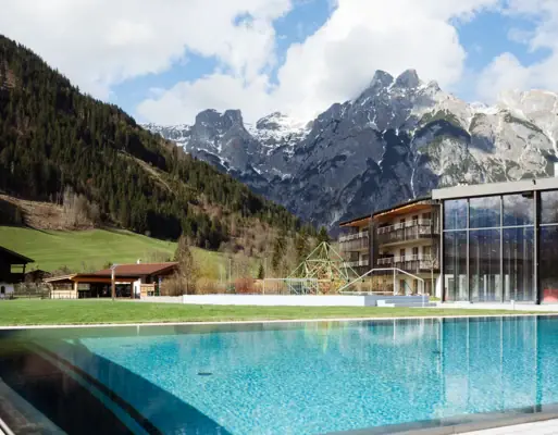 A swimming pool at the Werfenweng bathhouse, with views of the Eiskogel and the Tenner Mountains