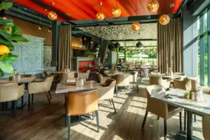 Ein Restaurant mit Tischen und Stühlen.