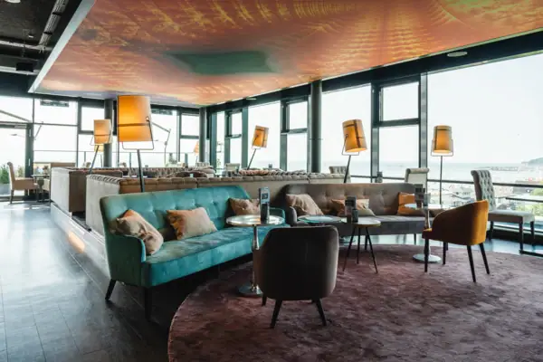 Ein Raum mit einem Sofa und Tischen.