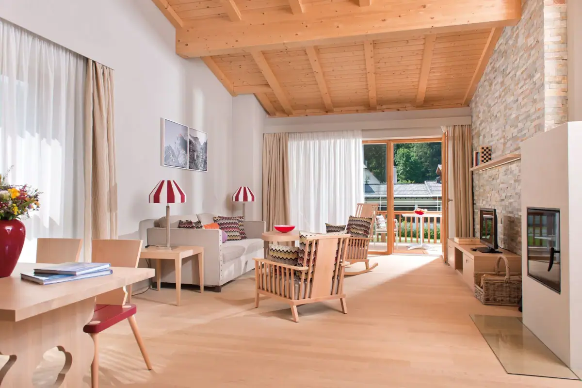 Holiday flats Werfenweng Living room with fireplace and sofa.