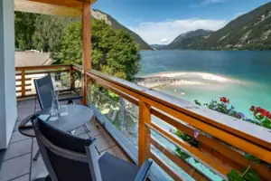Double room Balcony with table and chairs overlooking a body of water