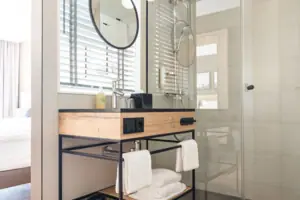 Bathroom with shower and washbasin