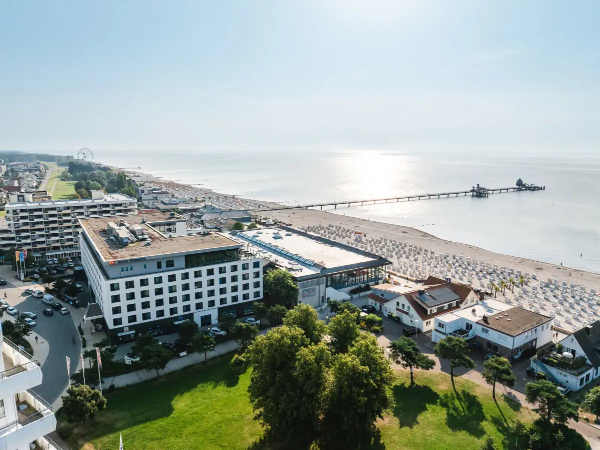 The aja Grömitz, next to the Baltic Sea beach and the pier.