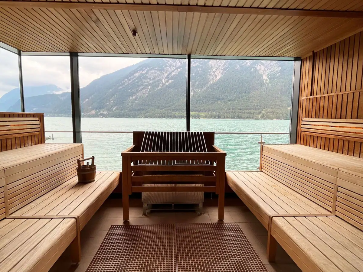 Panorama sauna A room with a view of the water and mountains.