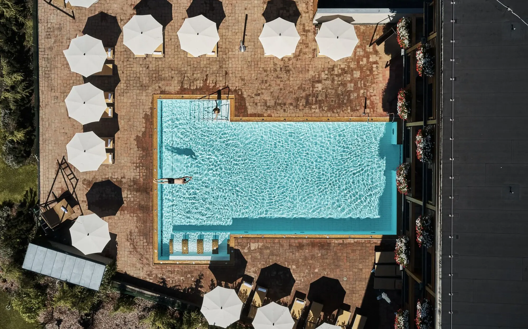 Person swims in the outdoor pool of the aja Fürstenhaus on Lake Achensee.