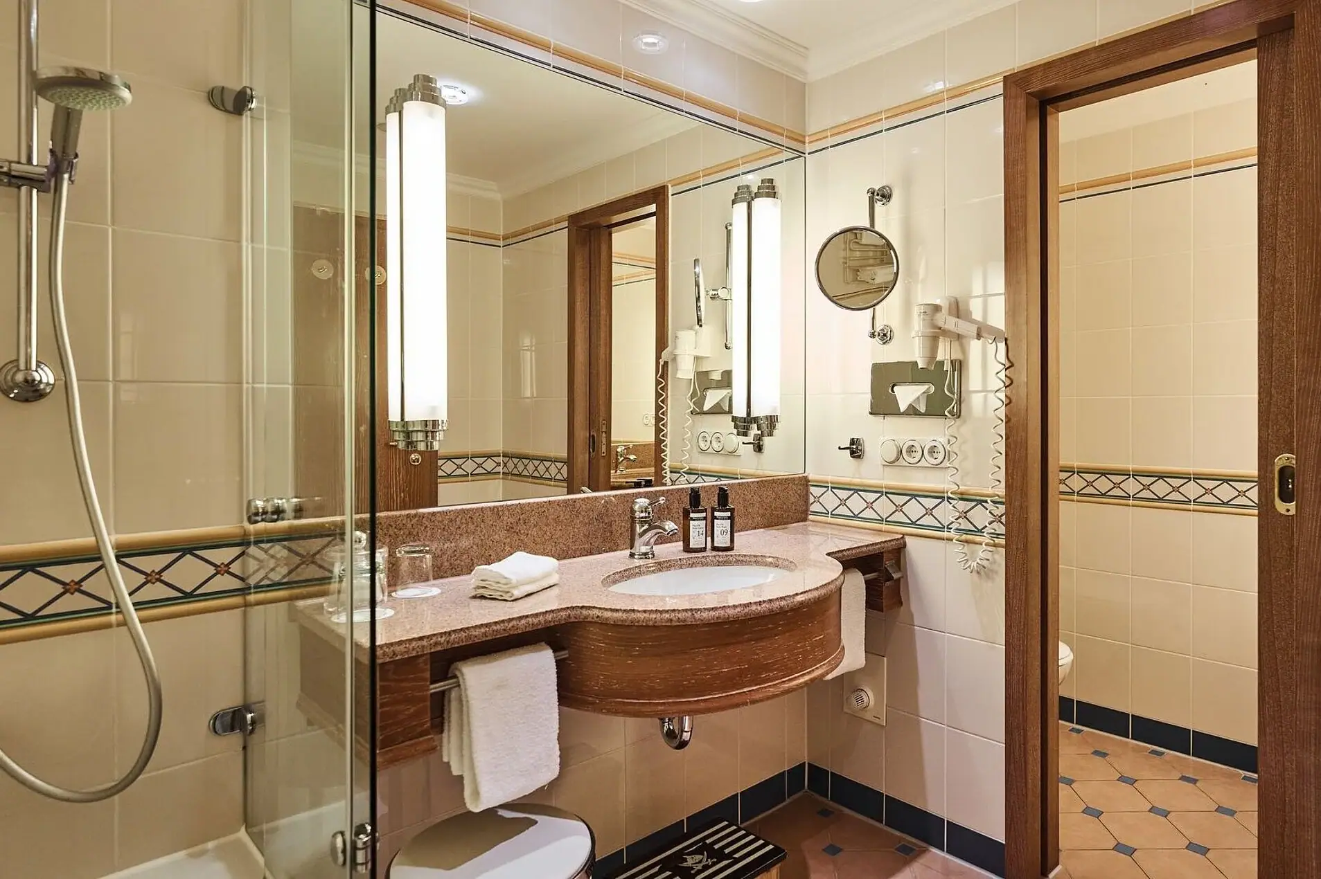 Bathroom with washbasin and mirror