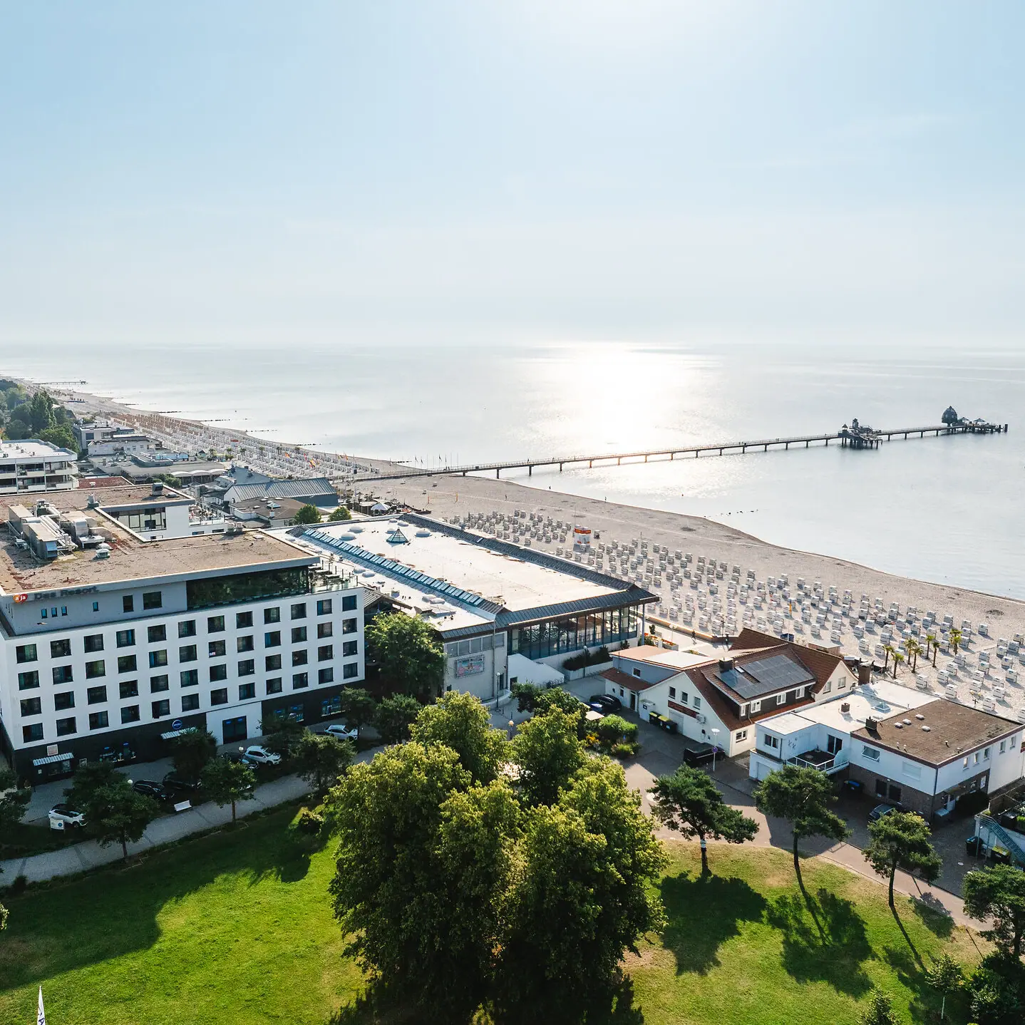 The aja Grömitz next to the Baltic Sea beach and the pier.