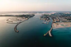 Luftaufnahme einer Stadt neben einem Gewässer mit klarem Himmel.