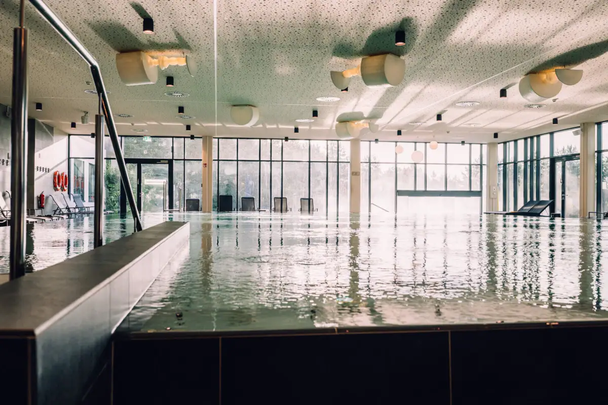 Day SPA at the aja Bad Saarow Large indoor pool with large walls and windows.