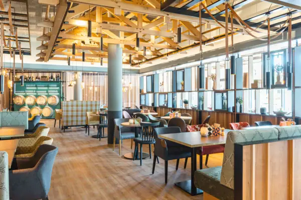 Ein Restaurant mit Tischen und Stühlen.