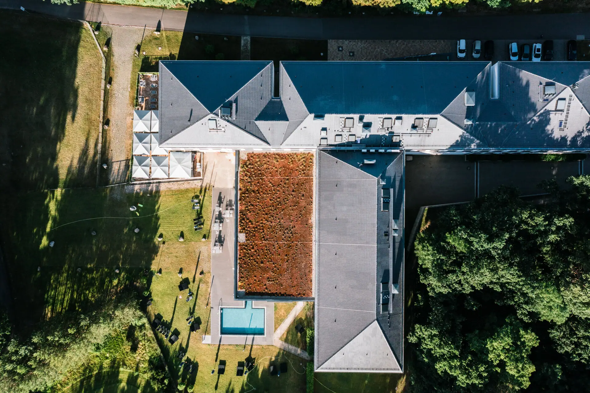 aja Bad Saarow von oben Ein Gebäude mit Pool und Rasen von oben fotografiert.