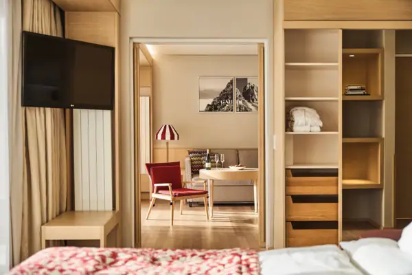 Ein Zimmer mit einem Fernseher und einem Stuhl.