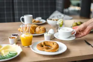 Ein Tisch mit verschiedenen Speisen und Getränken.