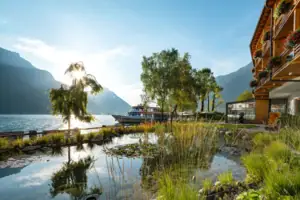 Seespiegelung unter klarem Himmel.