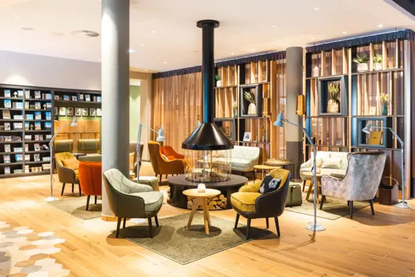 Sitzecke Lounge Ein Raum mit einem Kamin und Stühlen.