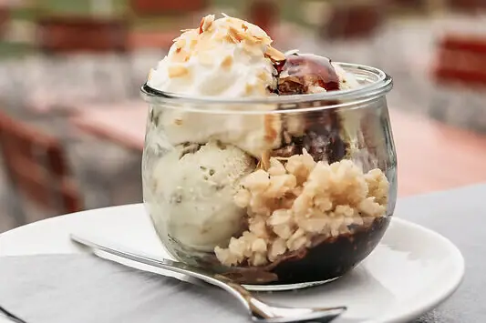 Ice cream sundae Ruhpoldingh A glass bowl with ice cream and toppings on the terrace of the aja Bar Ruhpolding.