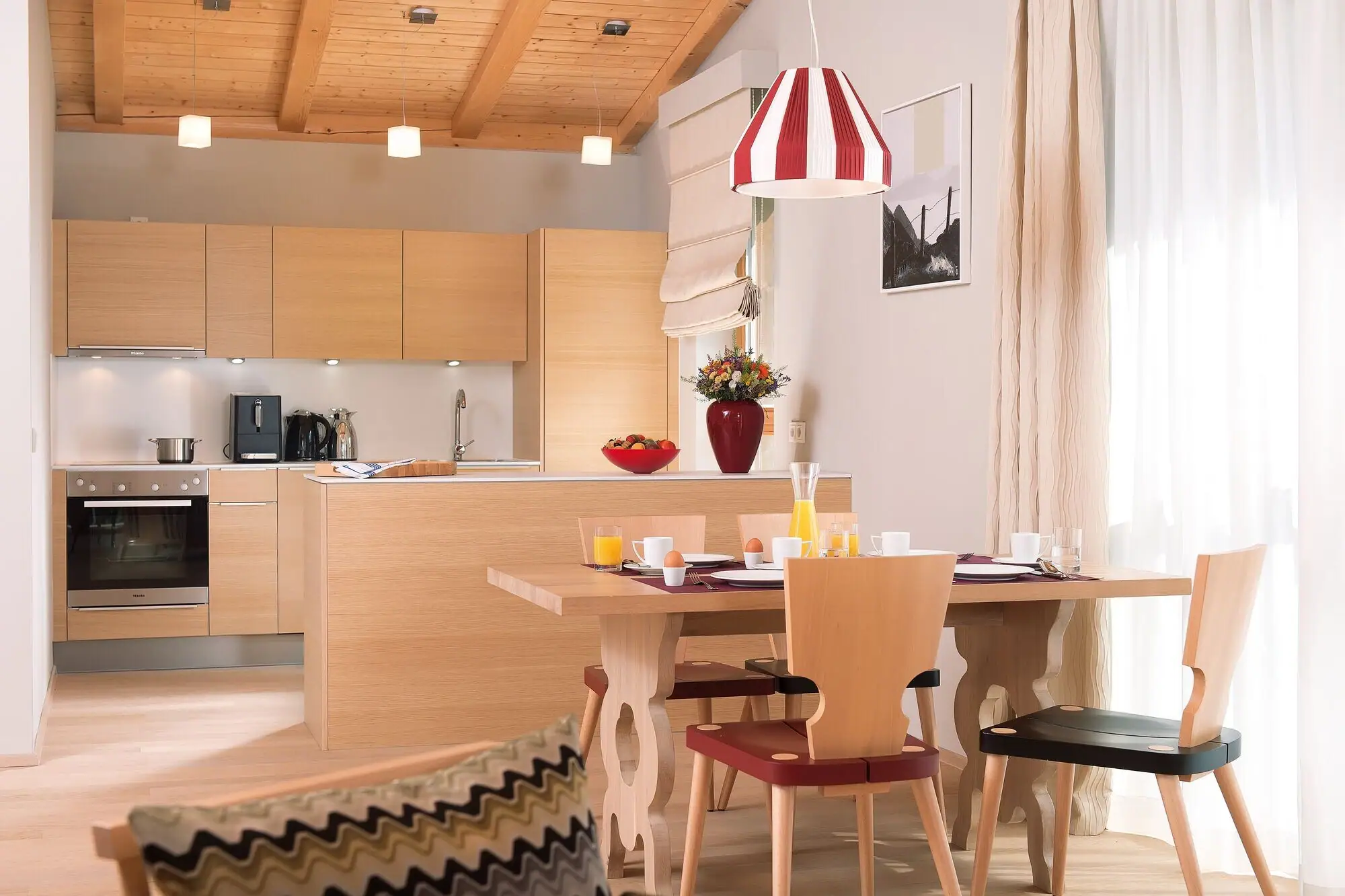 Kitchen holiday flat Kitchen and dining room with table and chairs