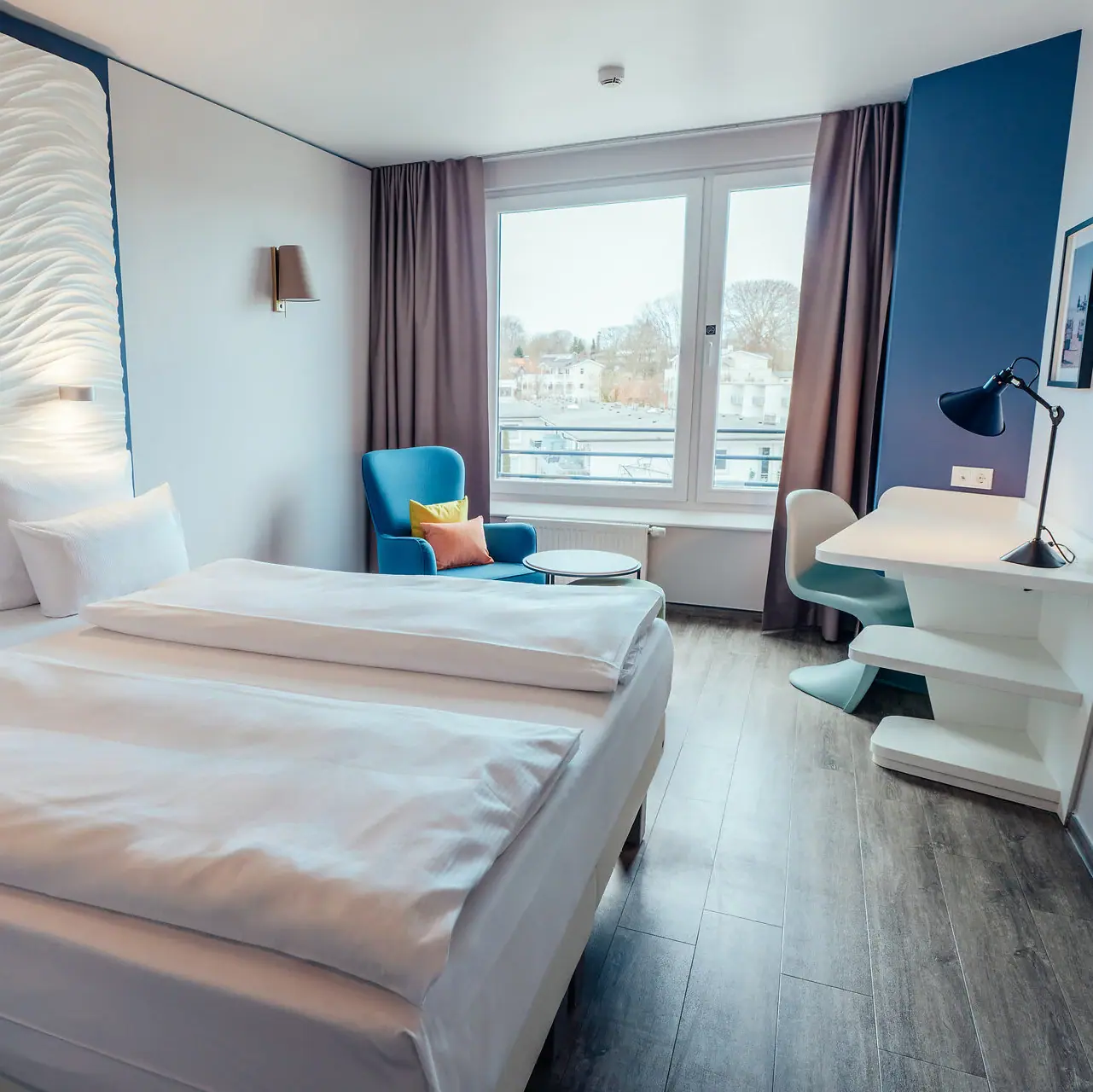 Double room A room with two beds and a table.
